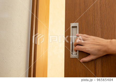 引き戸を開ける 引き戸を開ける 96565484