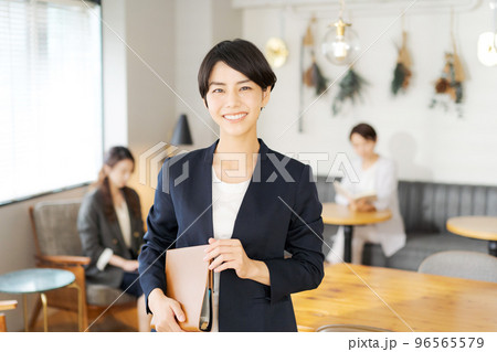 働く女性　 96565579