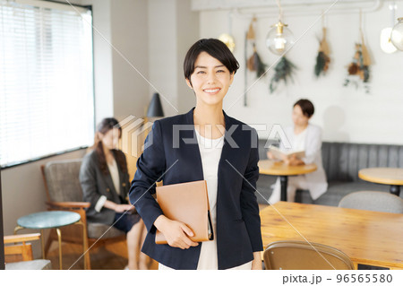 働く女性　 96565580