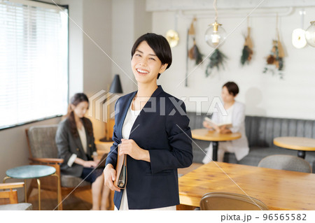 働く女性　 96565582
