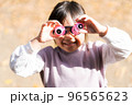 面白いメガネをかける女の子 96565623