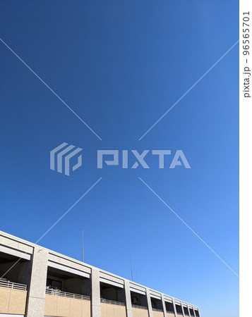 青空と建物 96565701