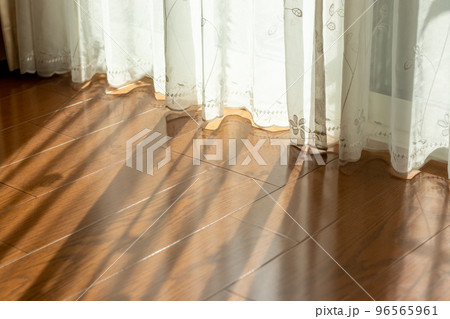 カーテンを透過して部屋に差し込む太陽の光 96565961