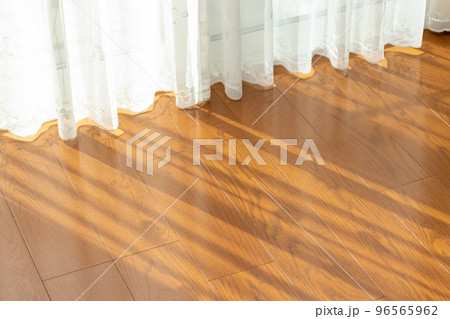 部屋に差し込む明るい太陽光 96565962