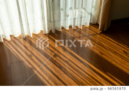 窓からフローリングの部屋に差し込む太陽の光 96565970
