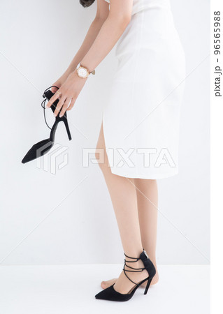 ヒールの高い靴を履く女性　foot 96565988