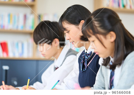 勉強する中学生　 96566008