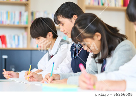 勉強する中学生　 96566009
