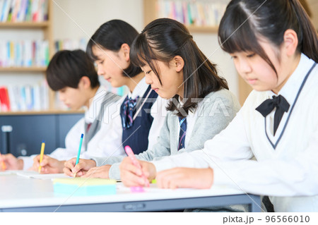 勉強する中学生 勉強する中学生 96566010