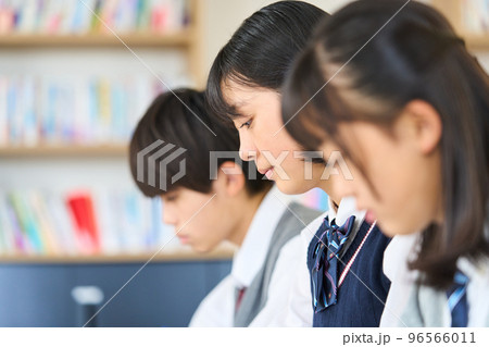 勉強する中学生 勉強する中学生 96566011
