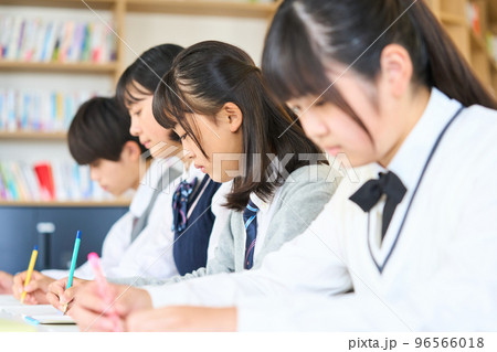 勉強する中学生 勉強する中学生 96566018