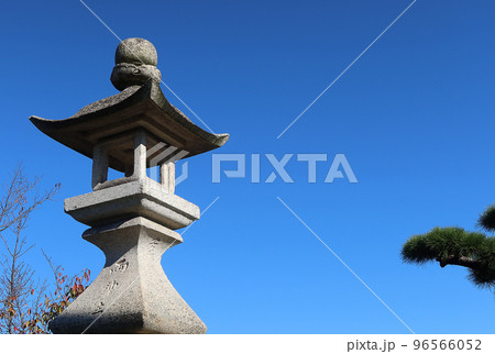 三重県桑名市 七里の渡し跡にある石灯篭1 三重県桑名市 七里の渡し跡にある石灯篭1 96566052