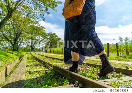 線路　歩く　女性　レール 96566393