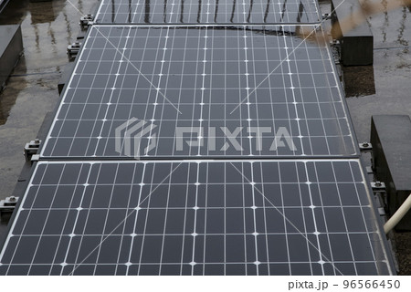 雨に濡れた太陽光パネル 雨に濡れた太陽光パネル 96566450