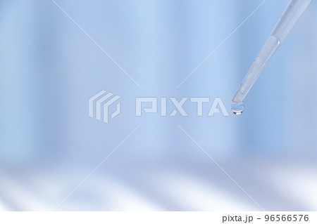 透明な管の先端から垂れ落ちる液体の滴 96566576