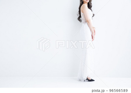 白いロングドレスを着た女性　sexy 96566589