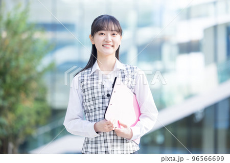 医療　事務員の制服を着ている女性のポートレート　撮影協力「LINK FOREST」 96566699