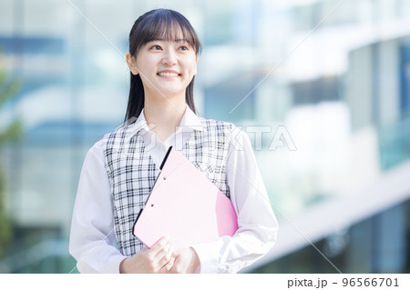 医療　事務員の制服を着ている女性のポートレート　撮影協力「LINK FOREST」 96566701