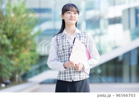 医療　事務員の制服を着ている女性のポートレート　撮影協力「LINK FOREST」 96566703