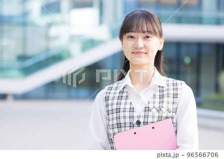 医療　事務員の制服を着ている女性のポートレート　撮影協力「LINK FOREST」 96566706