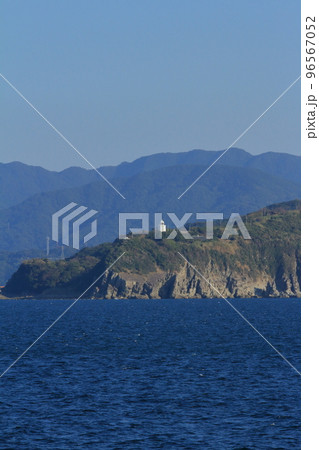 青い海とのコントラストが美しい洋上から見た伊王島灯台 青い海とのコントラストが美しい洋上から見た伊王島灯台 96567052