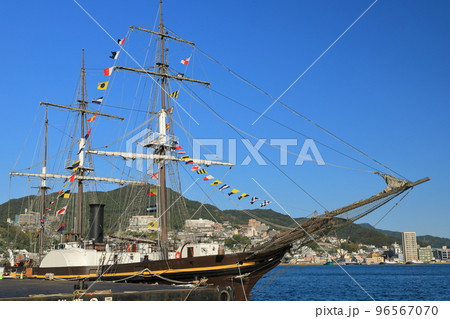 青空の下で万国旗をはためかせる長崎港に停泊中の帆船観光丸 96567070