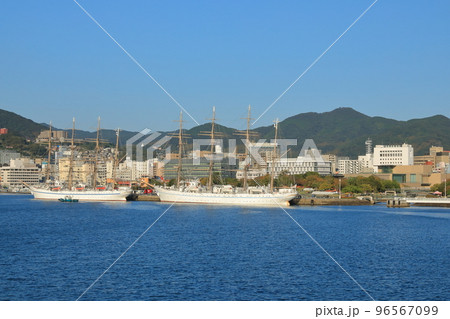 長崎港に停泊中の帆船と長崎市外の景色 96567099
