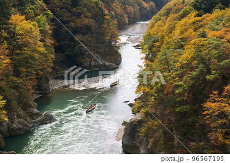 紅葉の鬼怒川渓谷にライン下り 96567195