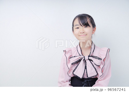 量産型ファッションで微笑む女の子 量産型ファッションで微笑む女の子 96567241