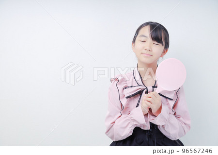 両手で手鏡を持って目を閉じた量産型女子 96567246