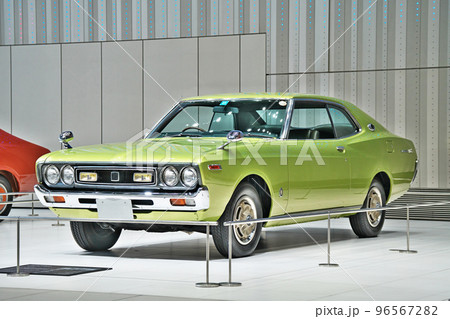 ショールームに展示されている自動車（ローレル） 96567282