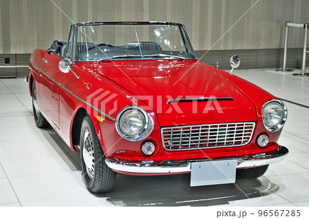 ショールームに展示されている自動車(ダットサンフェアレディ1500) ショールームに展示されている自動車(ダットサンフェアレディ1500) 96567285