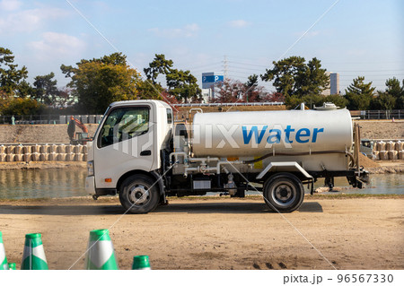 工事現場で待機する給水車 96567330