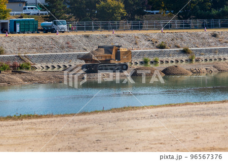工事現場で土砂を運ぶ運搬車 96567376