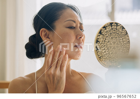 ミドル女性スキンケア・悩むイメージ 96567652