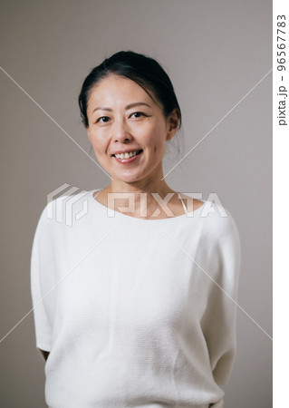 笑顔の日本人ミドル女性 96567783