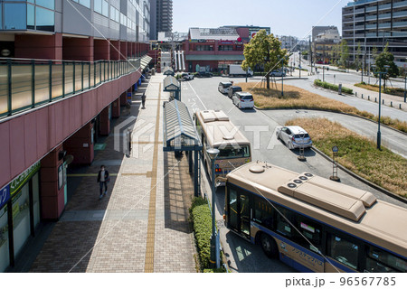 神奈川県横浜市の都市風景　新子安駅周辺 96567785