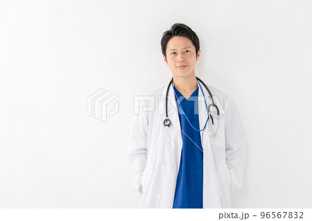 医師　医者　男性　白バック 96567832