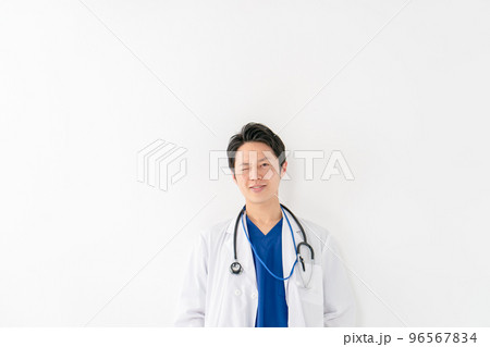 医師　医者　男性　白バック 96567834