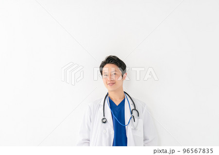 医師　医者　男性　白バック 96567835