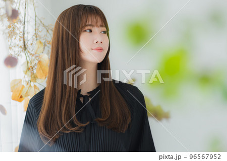 窓辺の女性 窓辺の女性 96567952