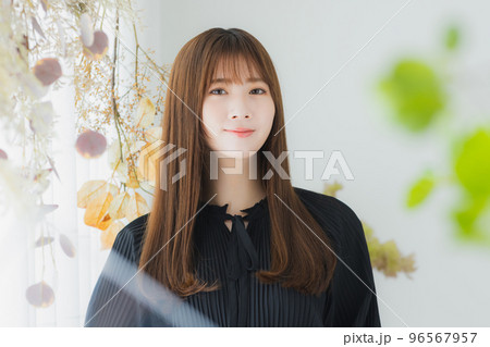 窓辺の女性  窓辺の女性  96567957