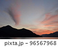 夕日が沈んだ瀬戸の島影とピンクの夕焼け空 96567968