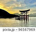 夕焼けの大修復を終えた宮島の大鳥居シルエット 96567969