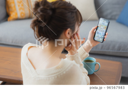 リビング　スマホ　女性 96567983