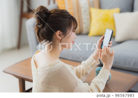 リビング　スマホ　女性 96567985