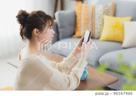 リビング スマホ 女性 リビング スマホ 女性 96567986