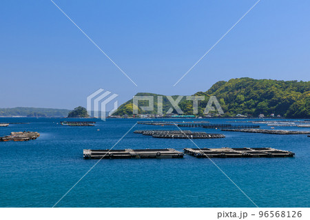 和歌山串本_紀伊大島と養殖いかだ 96568126