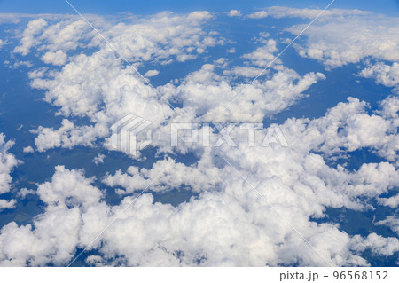 上空の雲の風景 96568152