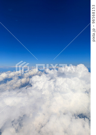上空の雲の風景 96568153